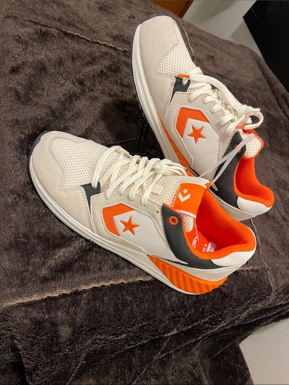Converse Men’s Cream & Orange Low-Top Sneakers